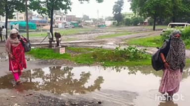 गैरतगंज: परियोजना कार्यालय के सामने जलभराव से बढ़ी परेशानी