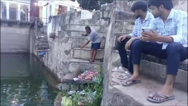 टीकमगढ़: महेंद्र सागर के घाट चमके,सफाई कर्मियों ने दिलाया स्वच्छता का संकल्प