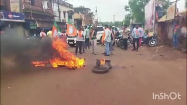नोआमुंडी: छात्रों पर लाठीचार्ज: नोवामुंडी बंद, टायर जलाकर प्रदर्शन