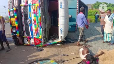 पथरगामा: पथरगामा में 4 स्कूली बच्चों को बचाने के दौरान 18 चक्का हाईवा पलटा, चालक घायल