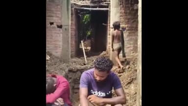 मंझनपुर: पूरब पश्चिम शरीरा में नाला निर्माण के बीच बारिश ने छीना गरीब का आशियाना, दूसरा मकान भी गिरने की कगार पर