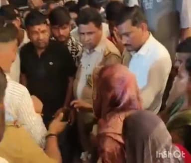 एत्मादपुर: एत्मादपुर रोड स्थित नेक्सा शोरूम में मजदूर की संदिग्ध मौत, परिजनों का हंगामा; करणी सेना के अध्यक्ष भी पहुंचे
