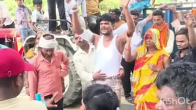 मितौली: मितौली थाना क्षेत्र के कस्ता ममरी मार्ग पर मृतक किशोरी लाल के परिजनों ने शव सड़क पर रखकर किया प्रदर्शन