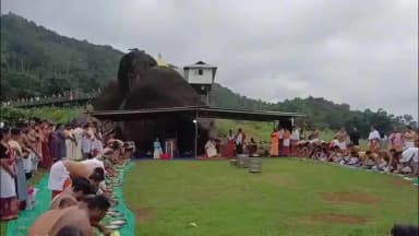 ഇടുക്കി: കർക്കിടക വാവ് ബലിതർപ്പണത്തോട് അനുബന്ധിച്ച് അയപ്പൻകോവിൽ പുരാതന ഗ്രീധർമശാസ്താ ക്ഷേത്രത്തിൽ അനുദവപ്പെട്ടത് വൻ തിരക്ക്
