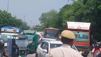 दिल्ली के बदरपुर मथुरा रोड पर हुआ सड़क हादसा, लगा लंबा जाम