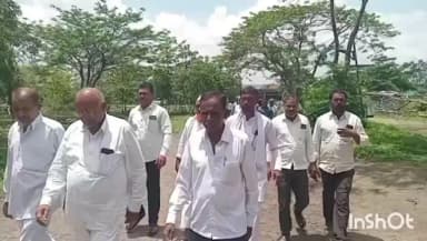 चाकूर: पाझर तलावामुळे रस्ते बंद; शेतकरी आक्रमक,चाकूर-सरणवाडीतील शेतकऱ्यांचा प्रशासनाला आठ दिवसांचा अल्टिमेटम