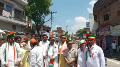 शोहरतगढ़: नगर पंचायत शोहरतगढ़ में भाजपा के लोगों द्वारा निकाली गई 101 फीट की तिरंगा यात्रा, दिया राष्ट्र भक्ति का संदेश