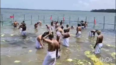 കൊല്ലം: അഷ്ടമുടിയിലെ ത്രിവേണി സംഗമത്തിൽ ആയിരങ്ങൾ ബലിതർപ്പണം നടത്തി