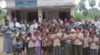 పాడేరు: తమ గ్రామంలో తరగతులను కొనసాగింపుకు చర్యలు తీసుకున్న కలెక్టర్కు కృతజ్ఞతలు తెలియజేసిన కొయ్యూరు మండలం గింజర్తి గ్రామస్తులు