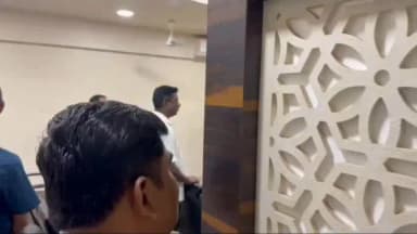 अक्कलकोट: बबलाद शाळेचे छत कोसळल्याने वंचितचे कार्यकर्ते आक्रमक
