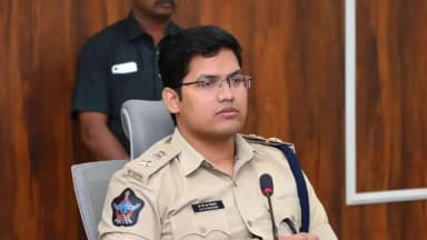 ఏలూరు అర్బన్: జిల్లాలో అన్ని పోలీస్ స్టేషన్ పరిధిలోని సర్కిల్ ఇన్స్పెక్టర్లు డివిజన్ అధికారులతో క్రైమ్ రివ్యూ నిర్వహించిన SP