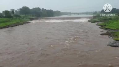 वरला: लगातार बारिश से गोई नदी उफान पर, सभी बांधों के ऊपर से बह रहा पानी
बारद्वारी डेम लबालब, जलापूर्ति का मोटर पंप कनेक्शन टूट