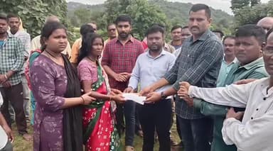 एटापल्ली: मुरमाडी येथील पोलिस पाटील यांचा अपघाती मृत्यू, कुटुंबियांचे सांत्वन करत मदतीचा चेक सुपूर्द