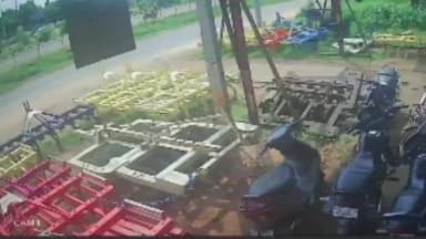 दतिया नगर: झांसी चुंगी पर दर्दनाक हादसा: तेज रफ्तार स्कूटी सवारों को टक्कर मारकर भागती दिखी कार, CCTV वीडियो वायरल