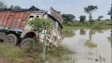 सरायकेला: सरायकेला राजनगर मुख्य मार्ग पर, महतो होटल के पास, सड़क हादसे में हाईवा चालक गंभीर रूप से घायल