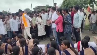 सारंगपुर: संडावता के शासकीय पीएम श्री स्कूल के सामने स्कूली बच्चों का धरना, शराब ठेका हटाने व गति अवरोधक लगाने की मांग