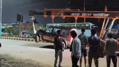 गोवर्धन: गोवर्धन-सौंख रोड पर पेट्रोल पंप के पास स्कॉर्पियो कार ने खड़ी किआ कार में मारी टक्कर, हादसे में चार लोग घायल