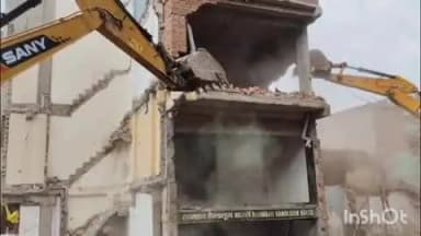 सदर: दालमंडी चौड़ीकरण अभियान के तहत बुधवार को प्रशासन ने बुलडोजर चलाकर चार भवन किए ध्वस्त