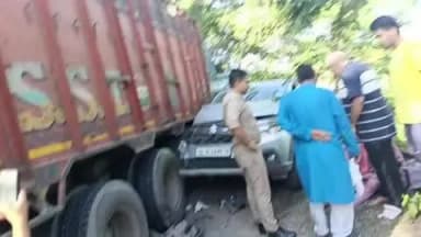 जानसठ: मीरापुर क्षेत्र के हाइवे मार्ग पर तेज रफ्तार का कहर, बेकाबू कार और ट्रक की भिड़ंत से हुआ हादसा, मौके पर पुलिस