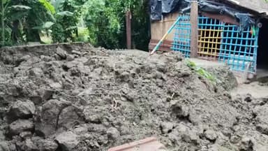 হিঙ্গলগঞ্জ: বাঁকড়া গাইনপাড়া এলাকায় ভারী বৃষ্টিতে ভেঙে পড়ল দুটি মাটির বাড়ি