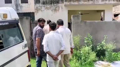 चिड़ावा: पिलानी बाईपास चौराहे का गड्ढा बना जानलेवा, टैक्सी पलटने से दबे महिला की हुई मौत