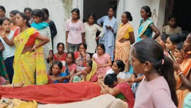गोला: गुंदलीखरैय में हाथी के हमले से सेहदा निवासी महिला की मौत, मुआवजे व सुरक्षा की मांग को लेकर विरोध
