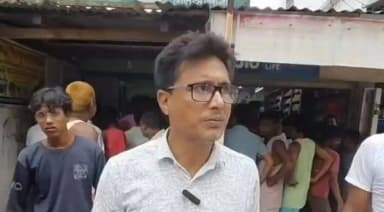 বিলাসীপাৰা ভাগ: বিলাসীপাৰাৰ বেলতলী বজাৰত এখন জুৱেলাৰী দোকানত চুৰি হোৱা সন্দৰ্ভত স্থানীয় ৰাইজৰ প্ৰতিক্ৰিয়া।