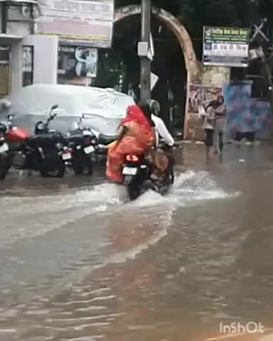 देेेवरिया: देवरिया शहर में भारी बारिश से जलमग्न हुआ शहर, उमस भरी गर्मी से मिली राहत
