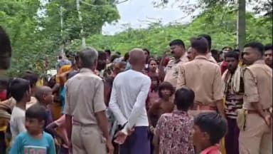 मंझनपुर: बैसकांटी गांव में किशोर की मौत के बाद अंतिम संस्कार पर हंगामा, परिजन कार्रवाई की मांग पर अड़े