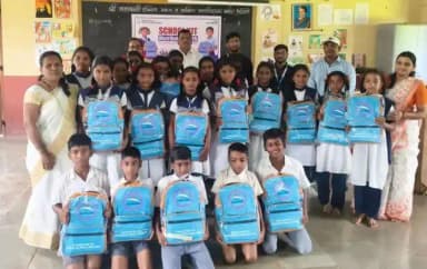 रत्नागिरी: नवेदर आडीवरेमध्ये विद्यार्थ्यांना शालेय साहित्य वाटप