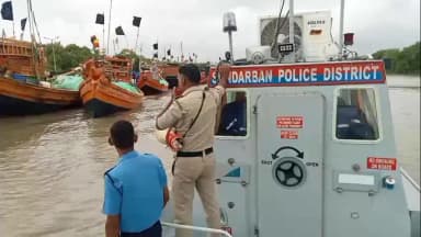 নামখানা: ফ্রেজারগঞ্জ এর নদীপথে মাইকিং প্রচার প্রশাসনের মৎস্যজীবীদের উদ্দেশ্যে