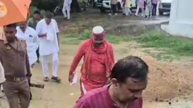 आज़मगढ़: कारगिल शहीद महेंद्र उपाध्याय के घर मंत्री अनिल राजभर ने वारिस और कीचड़ की परवाह किए बिना पत्नी को किया सम्मानित