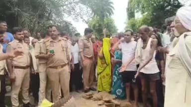 महोबा: छिकहरा में मोक्षधाम की जमीन नहीं मिलने पर ग्रामीणों ने सड़क पर चिता सजाई, चार घंटे बाद मिली जमीन