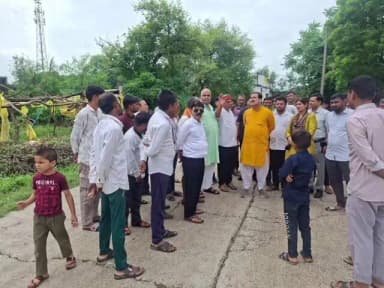 पचोर: राज्य मंत्री गौतम टेटवाल ने रायपुरिया भील खेड़ी गांव में बाढ़ प्रभावित ग्रामीणों से मुलाकात कर नुकसान का जायजा लिया