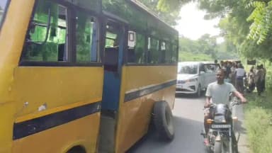 अतरौली: अतरौली में चलती स्कूल बस का पहिया निकला, 50 बच्चे बाल-बाल बचे, एक महिला मामूली घायल