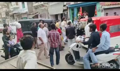 रामगढ़: रामगढ़ बाजार में थार-टेंपो चालकों में कहासुनी, लोगों ने टाला बवाल; तस्वीर वायरल