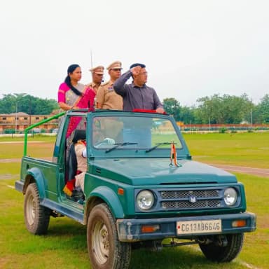 स्वतंत्रता दिवस समारोह की तैयारियों को लेकर खेलभाठा मैदान में फाइनल रिहर्सल किया गया। कलेक्टर पद्मिनी भोई साहू की मौजूदगी में परेड, ध्वजारोहण, सांस्कृतिक कार्यक्रम एवं पुरस्कार वितरण का अभ्यास हुआ। कलेक्टर ने अधिकारियों को सभी व्यवस्थाएं समय पर पूर्ण करने के निर्देश दिए। इस दौरान जिला पंचायत सीईओ ऋषिकेश तिवारी, एसपी सुनील शर्मा सहित अधिकारी-कर्मचारी उपस्थित रहे।
#sarangarh_bilaigarh
#chhattisgarh