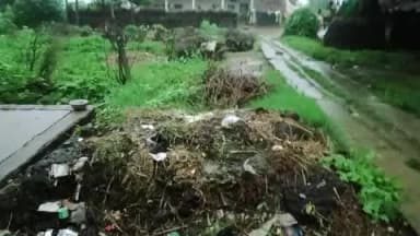 देखिए हमारे ग्राम महचंदापुर में मेरे घर के सामने जस्ट कचड़े वाले सरकारी गड्ढे हैं हमारेहमारे घर के सामने ही नहीं बल्किओर