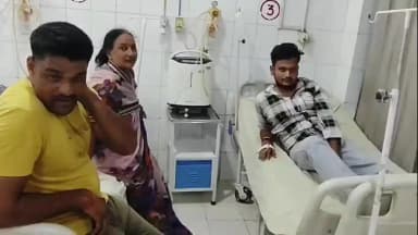 हमीरपुर: टेढ़ा गांव में जूता पहनते युवक को सांप ने डसा, परिजन सांप को डिब्बे में बंद कर अस्पताल लाए