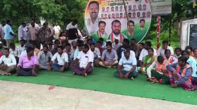 భూపాలపల్లి: మునిసిపల్ కార్యాలయం ఎదుట కాంట్రాక్ట్ కార్మికుల ధర్నా, సంఘీభావం తెలిపిన మాజీ ఎమ్మెల్యే