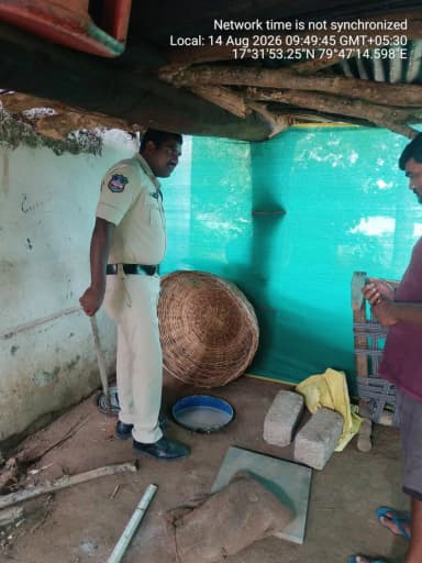 నర్సింహులపేట: నర్సింహులపేటలో అక్రమ నాటు సారా స్థావరాలపై పోలీసుల శక్తివంతమైన దాడి