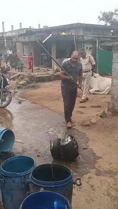డోర్నకల్: మహబూబాబాద్ డోర్నకల్లో 50 లీటర్ల గుడుంబా, 1500 లీటర్ల బెల్లం పానకం ధ్వంసం