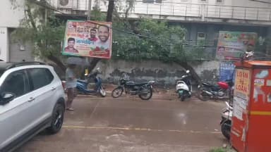 दिल्ली में हो रही जोरदार बारिश मौसम हुआ सुहाना