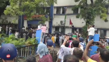 ব্যারাকপুর ২: নির্মল ঘোষ গ্রেপ্তার হতেই খড়দহে উৎসবের মেজাজ, থানার সামনে ডিজে বাজিয়ে উচ্ছ্বাস
