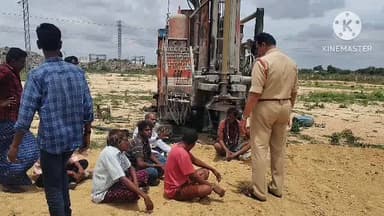 హిందూపూర్: 60 కోట్ల విలువైన భూమిని హిందూపురంలో కబ్జా చేశారని స్థలంలో బోరు కూడా వేస్తున్నారంటూ బైఠాయించిన బాధితులు