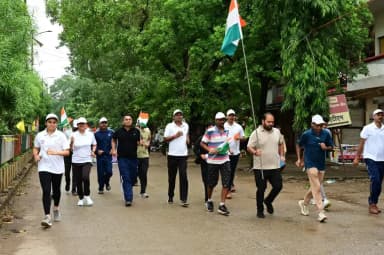 स्वतंत्रता दिवस के अवसर पर आज सारंगढ़ में भव्य स्वतंत्रता दौड़ का आयोजन किया गया। कलेक्ट्रेट कार्यालय से खेलभाठा मैदान तक आयोजित इस दौड़ में कलेक्टर पद्मिनी भोई साहू, पुलिस अधीक्षक सुनील शर्मा, जिला पंचायत सीईओ ऋषिकेश तिवारी, जनप्रतिनिधियों, स्कूली बच्चों तथा जिला एवं ब्लॉक स्तर के अधिकारी-कर्मचारियों ने उत्साहपूर्वक हिस्सा लिया।
राष्ट्रप्रेम और एकता के जज्बे के साथ प्रतिभागियों ने दौड़ लगाकर आजादी के पर्व को उत्साह और उमंग के साथ मनाने का संदेश दिया।
#स्वतंत्रतादौड़
#sarangarh
#chhattisgarh
