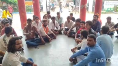 आरोन: पनवाड़ी चौराहे पर VHP बजरंग दल का बोर्ड हटाने पर हंगामा, नगर परिषद में कार्यकर्ताओं का प्रदर्शन