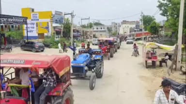 जहाज़पुर: बजरी नहीं मिलने से भड़का आक्रोश, ट्रैक्टर रैली निकालकर जहाजपुर के उपखंड अधिकारी को सौंपा ज्ञापन