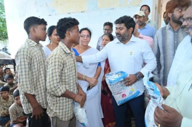 పార్వతీపురం: పార్వతీపురంలో ఎమ్మెల్యే విజయచంద్ర దోమతెరలు పంపిణీ, విద్యార్థులకు సలహాలు