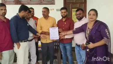 डूंगरपुर: भाजपा नेता को नर्सिंग ऑफिसर नियमित भर्ती एवं टीएसपी क्षेत्र में नर्सिंग पद स्वीकृति की मांग को लेकर सौंपा ज्ञापन
